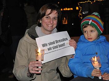Mit Kerzen in den Händen zeigten die Menschen auf dem Marktplatz ihre Solidarität.  Foto: Jacqueline Vera Mihm