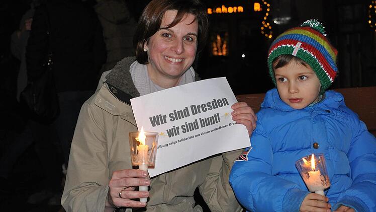 Mit Kerzen in den Händen zeigten die Menschen auf dem Marktplatz ihre Solidarität.  Foto: Jacqueline Vera Mihm