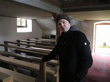 Pfarrer Thomas Braun zeigt die Schäden an der Heiligkreuzer Kirche auf.  Foto: Gerd Schaar