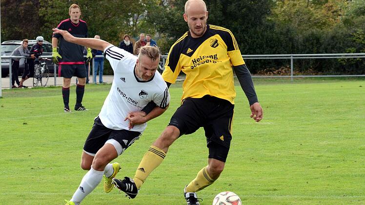 Kreisliga 1 ER/PEG: Nach drei Pleiten am Stück zeigten sich die Großenseebacher um Benjamin Hofmann (rechts) stark verbessert und gaben den Gästen aus Röttenbach einen weiteren Nackenschlag mit.
