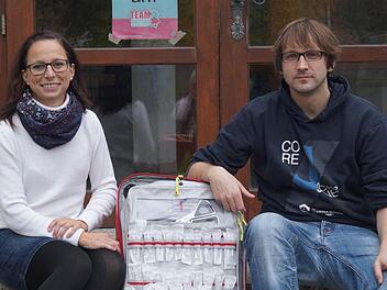 Anna-Lena Larbig und Florian Stoeck planen für die Gemeinde Motten eine Helfer-vor-Ort-Gruppe. Neben der persönlichen Qualifikation ist der Notfallkoffer in der Ausstattung mit dabei.  Foto: Stephanie Elm