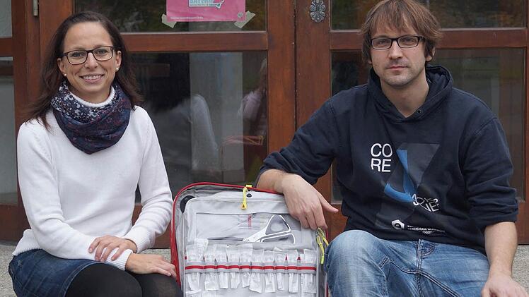 Anna-Lena Larbig und Florian Stoeck planen für die Gemeinde Motten eine Helfer-vor-Ort-Gruppe. Neben der persönlichen Qualifikation ist der Notfallkoffer in der Ausstattung mit dabei.  Foto: Stephanie Elm
