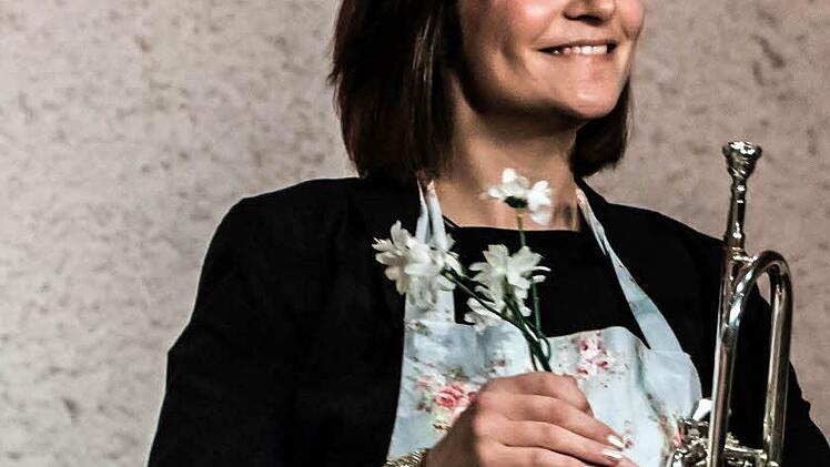 Die junge Trompeterin Elisabeth Fessler als Eliza Doolittle.Foto: Jochen Berger