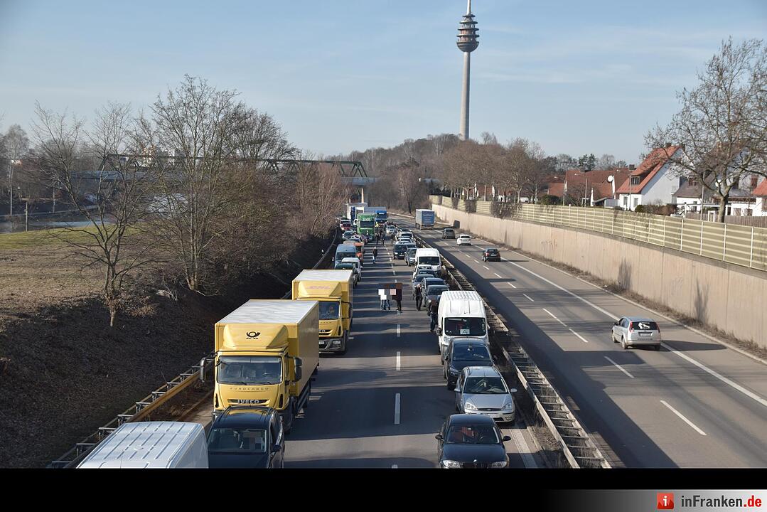 Lkw-Unfall legt Südwesttangente lahm
