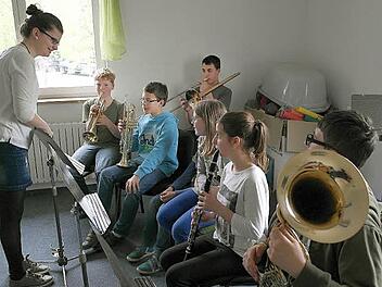 Nur junge Musiker und "Eigengewächse" der Untersteinacher Blasmusik bilden den (noch jüngeren) Nachwuchs aus. Franziska Kintzel (21), die hier eine Gruppe gerade auf die Juniorprüfung vorbereitet, weiß genau, wie im Verein das Gemeinschaftsgefühl gefördert wird. Fotos: Peter Müller