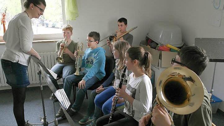 Nur junge Musiker und "Eigengewächse" der Untersteinacher Blasmusik bilden den (noch jüngeren) Nachwuchs aus. Franziska Kintzel (21), die hier eine Gruppe gerade auf die Juniorprüfung vorbereitet, weiß genau, wie im Verein das Gemeinschaftsgefühl gefördert wird. Fotos: Peter Müller