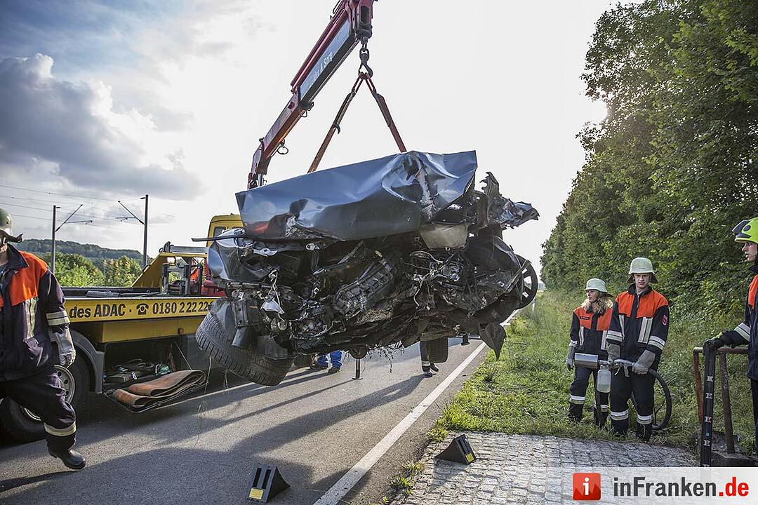 Auto prallt in Ottendorf gegen kleine Brücke