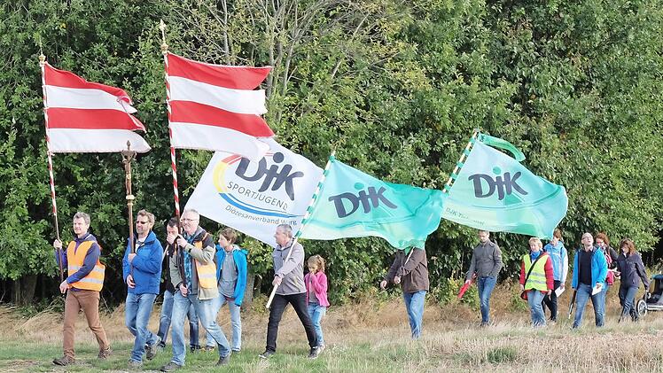 Mit wehenden Fahnen zogen die DJKler des Diözesanverbandes auf ihrer diesjährigen Wallfahrt von Burghausen nach Windheim. Foto: Björn Hein