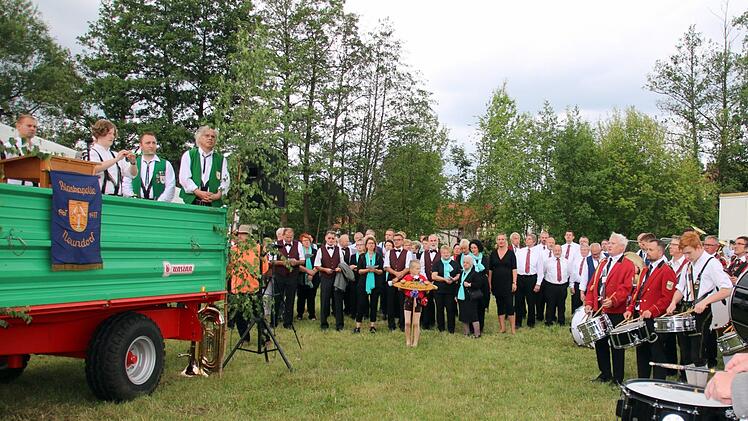 Ein bunter Reigen aus Kapellen und drei Gesangvereinen versammelte sich am Sonntagnachmittag auf dem Neundorfer Festplatz zum Kreismusikfest und Feier des 50-jährigen Jubiläums der Blaskapelle Neundorf. Vom Anhänger aus behielten die Dirigenten und Ehrengäste den Überblick. Foto: Bettina Knauth