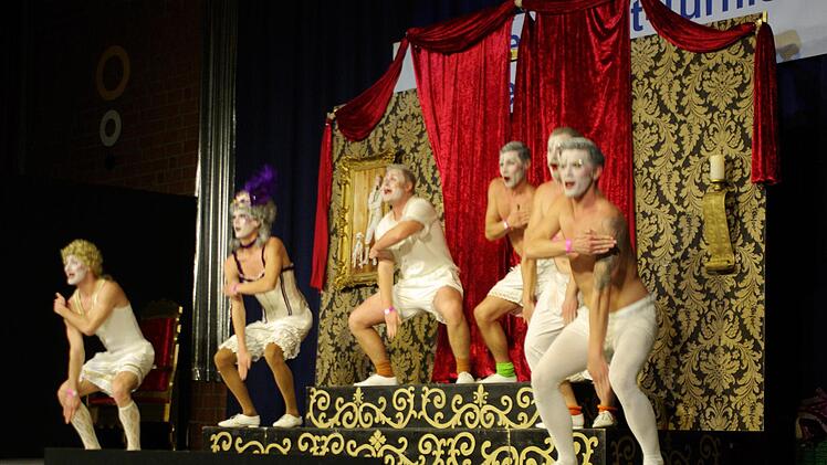 Das Männerballettturnier ist ein Flaggschiff im UKG-Fasching. Die diesjährigen Gewinner kamen aus Zellingen. Sie hatten des Kaisers neue Kleider gezeigt. Archivfoto: Winfried Ehling