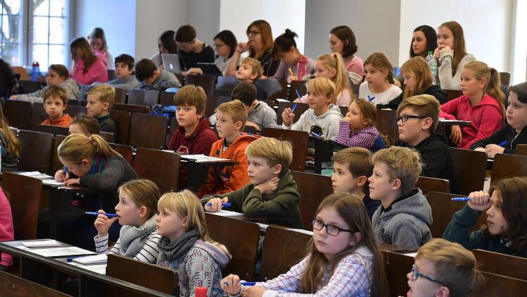 Mit Carmen Enss ging es in der ersten Kinder-Uni-Vorlesung auf eine Reise durch die Baugeschichte der italienischen Stadt Bari. Foto: Ronald Rinklef