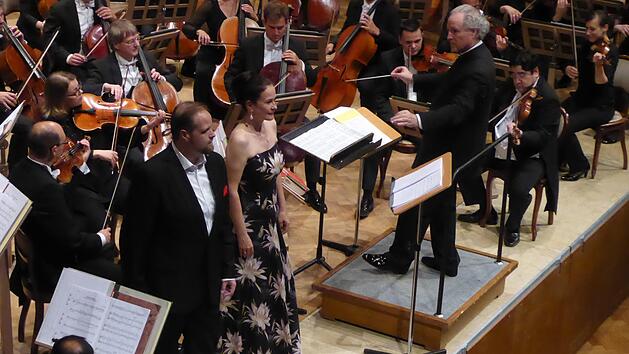 Die beiden Solisten Benjamin Bruns und Simona &Scaron;aturov&aacute; mit den Bamberger Symphonikern unter der Leitung von Manfred Honeck . Foto: Gerhild Ahnert