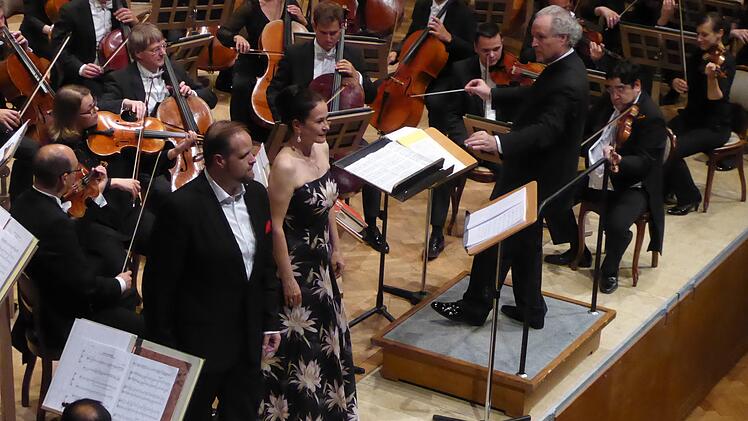 Die beiden Solisten Benjamin Bruns und Simona Šaturová mit den Bamberger Symphonikern unter der Leitung von Manfred Honeck . Foto: Gerhild Ahnert