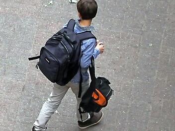 Immer mehr Mädchen und Buben bleiben den Schule fern - auch im Landkreis Haßberge. Das Wort "Schwänzen" greift zu kurz. Fachleute sprechen vom Schulabsentismus.  Foto: Symbolbild/Christian Charisius/dpa