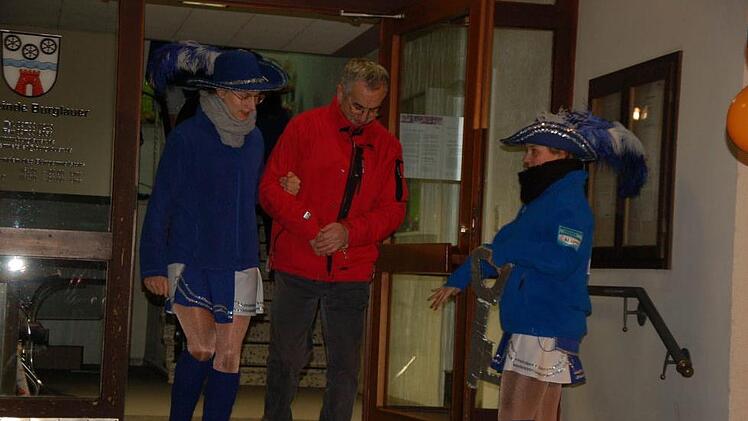 Den "Tag der Befreiung" durch die "Burg-Elf" leitete der Faschingsverein mit seinem Sturm auf das Rathaus ein.