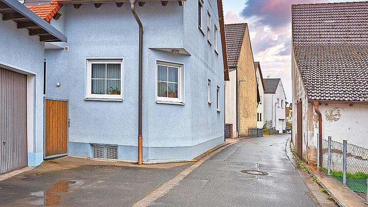 Die Pfarrgasse ist als Zufahrt zum geplanten Baugebiet kaum geeignet.