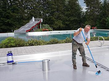 Manfred Markert putzt das Kinderbecken sauber.