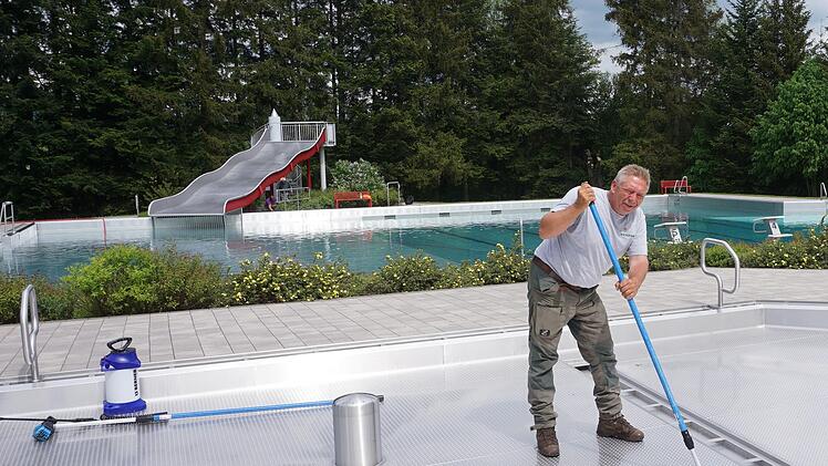 Manfred Markert putzt das Kinderbecken sauber.