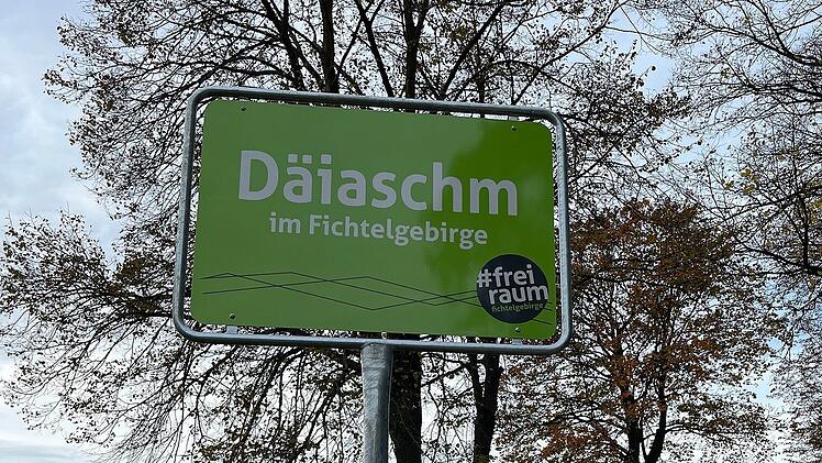 Warst du schon mal in "Dräisda"? Kreis Wunsiedel stellt ganz besondere Ortsschilder auf