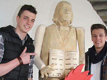 Andreas Raabgrund und Jonas Grossmann haben beim P-Seminar mit Günter Fischer auch an der Realisierung der Kaspar-Zeuß-Statue mitgewirkt. Foto: Sonja Adam