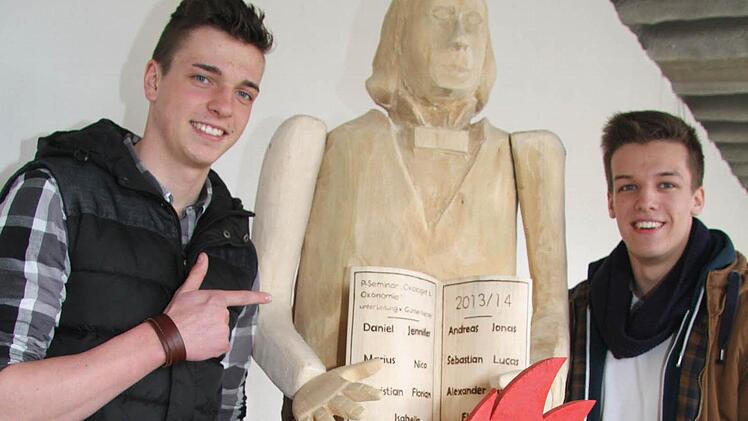 Andreas Raabgrund und Jonas Grossmann haben beim P-Seminar mit Günter Fischer auch an der Realisierung der Kaspar-Zeuß-Statue mitgewirkt. Foto: Sonja Adam