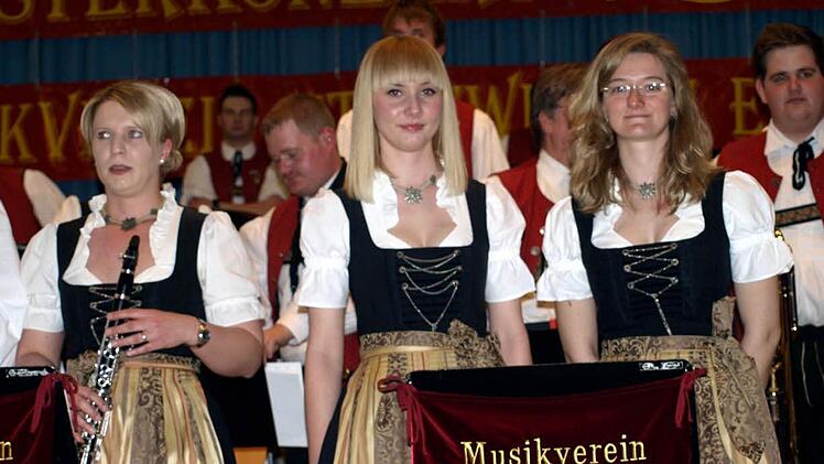 Hübsche junge Frauen beim Musikverein Steinwiesen. Von links Carolin Burger, Sophie Simon und Daniela Krumpholz.