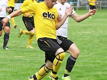 Der Stadtsteinacher Hannes Seifferth (links) setzt sich knapp gegen Marco Taubenreuther vom TSV 08 Kulmbach durch.  Foto: Monika Limmer