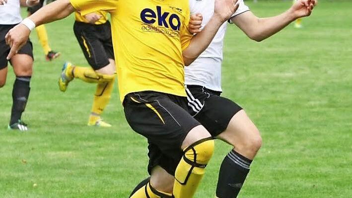 Der Stadtsteinacher Hannes Seifferth (links) setzt sich knapp gegen Marco Taubenreuther vom TSV 08 Kulmbach durch.  Foto: Monika Limmer