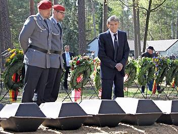 Alfred Ganzleben gedenkt seiner toten Kameraden. Auch heute noch werden Jahr für Jahr die Gebeine vieler Soldaten gefunden, die Ende April 1945 im Kessel von Halbe ums Leben gekommen sind. Diese werden auf dem Waldfriedhof umgebettet. Fotos: Alexander Hartmann