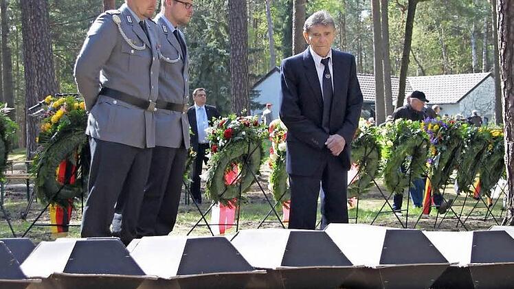 Alfred Ganzleben gedenkt seiner toten Kameraden. Auch heute noch werden Jahr für Jahr die Gebeine vieler Soldaten gefunden, die Ende April 1945 im Kessel von Halbe ums Leben gekommen sind. Diese werden auf dem Waldfriedhof umgebettet. Fotos: Alexander Hartmann