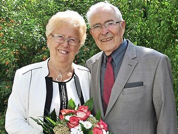 Rosl und Helmut Reuß aus Obertheres feierten am gestrigen Mittwoch das seltene Fest der eisernen Hochzeit.  Foto: Ulrike Langer