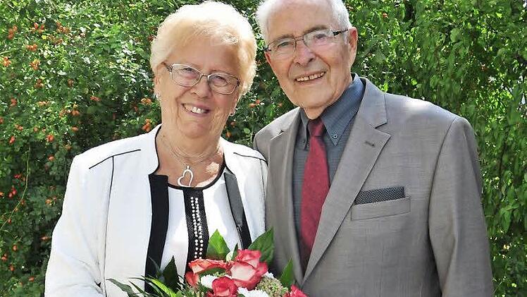Rosl und Helmut Reuß aus Obertheres feierten am gestrigen Mittwoch das seltene Fest der eisernen Hochzeit.  Foto: Ulrike Langer