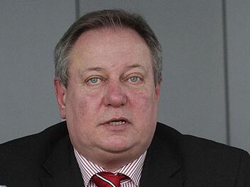 Untersteuinachs Bürgermeister Volker Schmiechen hat Bauhof-Mitarbeiter auf seinem Privatgrundstück arbeiten lassen - angeblich nach deren Dienstschluss.