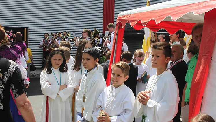 Einzug in die TSV-Arena. Foto: Veronika Schadeck