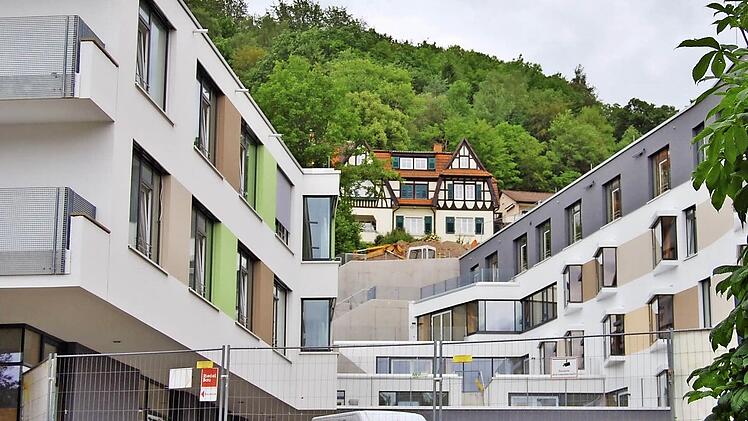 Zwei der drei senkrecht in den Hang gebauten Wohnhäuser des Seniorenzentrums Waldenfels. Foto: Sigismund von Dobschütz