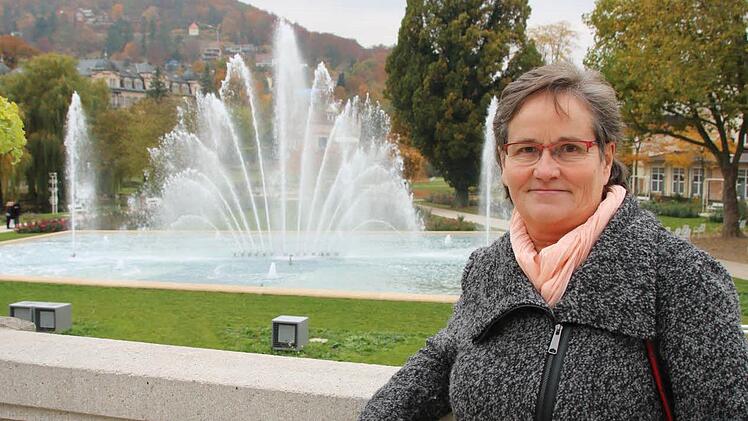 Urlauberin Rosemarie Wenzel vor dem Fächerbrunnen. Foto: Jule Albert