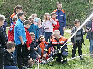 Gebannt schauen die Kinder zu, wie Stanislav Nuschdin einen Wasserwerfer bedient.  Foto: Bernd Czelustek