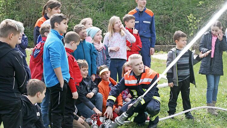Gebannt schauen die Kinder zu, wie Stanislav Nuschdin einen Wasserwerfer bedient.  Foto: Bernd Czelustek