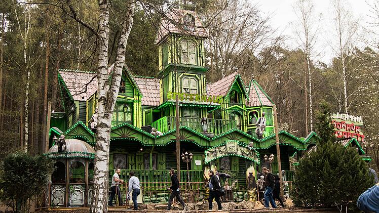 Geiselwinder Gruselhaus: Grabsteine landen vor Gericht