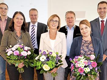 Amtseinführung von drei Schulleiterinnen und einem stellvertretenden Schulleiter im Sitzungssaal des Rathauses (von links): Sachgebietsleiter Matthias Schmidt, Stephanie Rohde, Johannes Schlagbauer, Daniela Naujoks, OB Henry Schramm, Sandra Stenglein und Schulamtsleiter Michael Hack Foto: Werner Reißaus