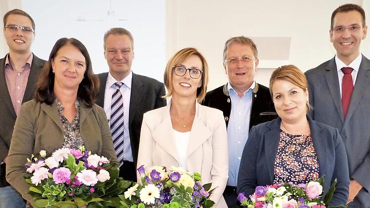 Amtseinführung von drei Schulleiterinnen und einem stellvertretenden Schulleiter im Sitzungssaal des Rathauses (von links): Sachgebietsleiter Matthias Schmidt, Stephanie Rohde, Johannes Schlagbauer, Daniela Naujoks, OB Henry Schramm, Sandra Stenglein und Schulamtsleiter Michael Hack Foto: Werner Reißaus