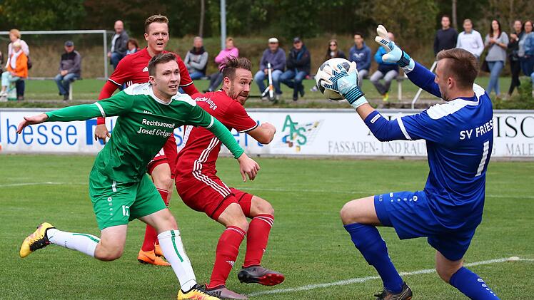 Auf seine Paraden wie hier im Spiel gegen den TSV Buch muss der SV Friesen in den kommenden Wochen verzichten: Torwart Tobias Bauerschmidt (blaues Trikot) brach sich im Testspiel gegen den SC Sylvia Ebersdorf den Finger und muss mindestens drei Wochen pausieren.  Foto: Heinrich Weiß