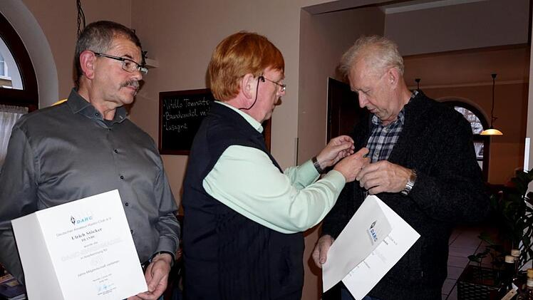 Ottmar Beierl (Mitte) ehrte Karl Biedermann (r. ) und Uli Stöcker.     Foto: Richard Sänger
