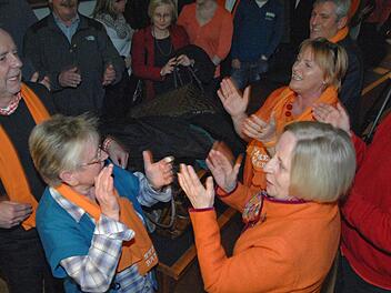 2012 feierte Annerose Ackermann (rechts vorne) gemeinsam mit anderen Sozialdemokraten den erneuten Einzug von OB Starke ins Rathaus. Mittlerweile scheint die Liebe Ackermanns zur SPD abgekühlt.
