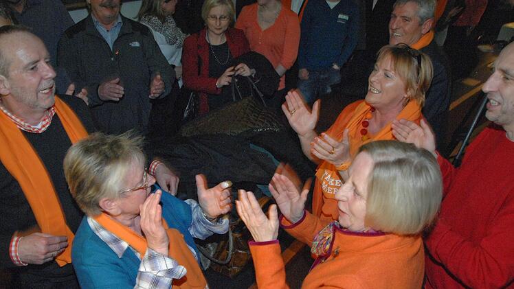 2012 feierte Annerose Ackermann (rechts vorne) gemeinsam mit anderen Sozialdemokraten den erneuten Einzug von OB Starke ins Rathaus. Mittlerweile scheint die Liebe Ackermanns zur SPD abgekühlt.