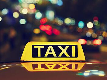 Um sicherer nach Hause zu kommen, zahlt die Stadt mit dem "Fifty-Fifty-Projekt" Jugendlichen k&uuml;nftig am Wochenende die H&auml;lfte ihres Taxipreises. Symbolfoto: chalabala/Adobe Stock