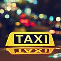 Um sicherer nach Hause zu kommen, zahlt die Stadt mit dem "Fifty-Fifty-Projekt" Jugendlichen k&uuml;nftig am Wochenende die H&auml;lfte ihres Taxipreises. Symbolfoto: chalabala/Adobe Stock