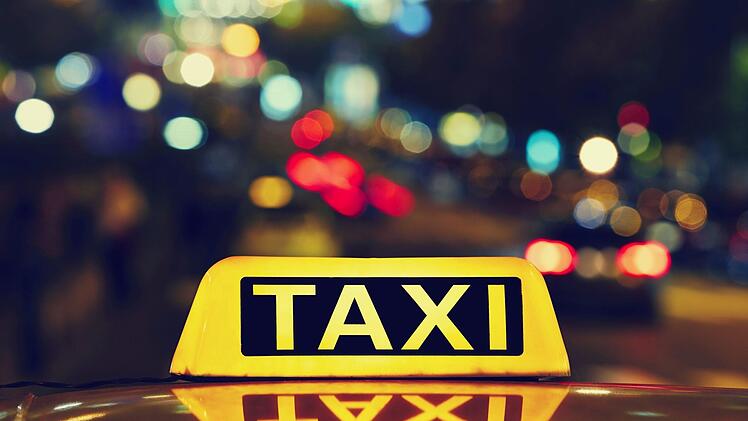 Um sicherer nach Hause zu kommen, zahlt die Stadt mit dem "Fifty-Fifty-Projekt" Jugendlichen k&uuml;nftig am Wochenende die H&auml;lfte ihres Taxipreises. Symbolfoto: chalabala/Adobe Stock