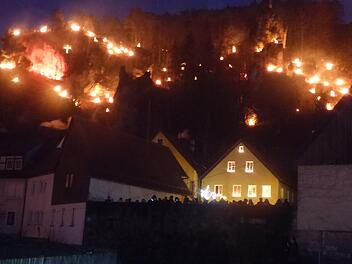 Hell erleuchtet war bei der Lichterprozession in Pottenstein auch der Burgberg mit dem Sängerhäuschen.Thomas Weichert