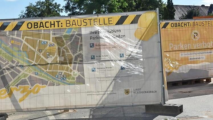 Am Bauzaun in der Hinteren Gasse ist Treffpunkt. Foto: Bernhard Panzer